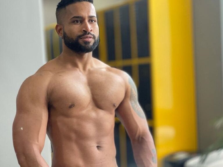 View JohnsonMax Naked Private