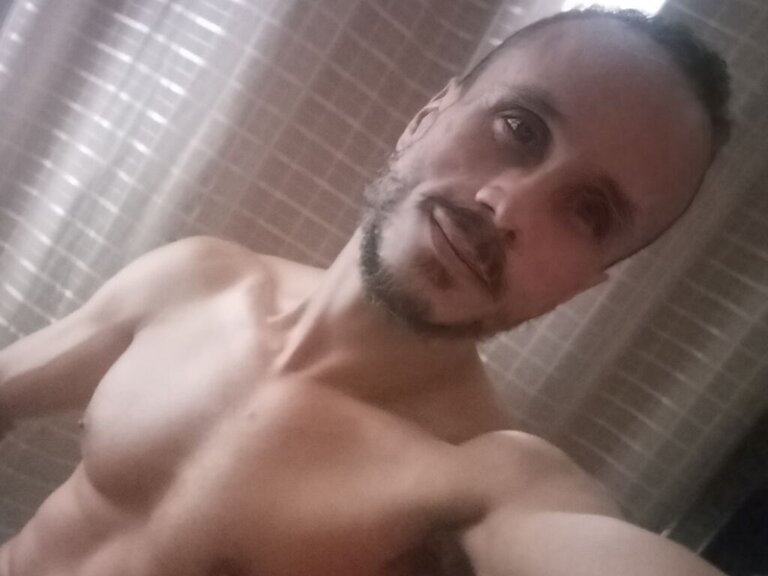 View RicardoOl Naked Private