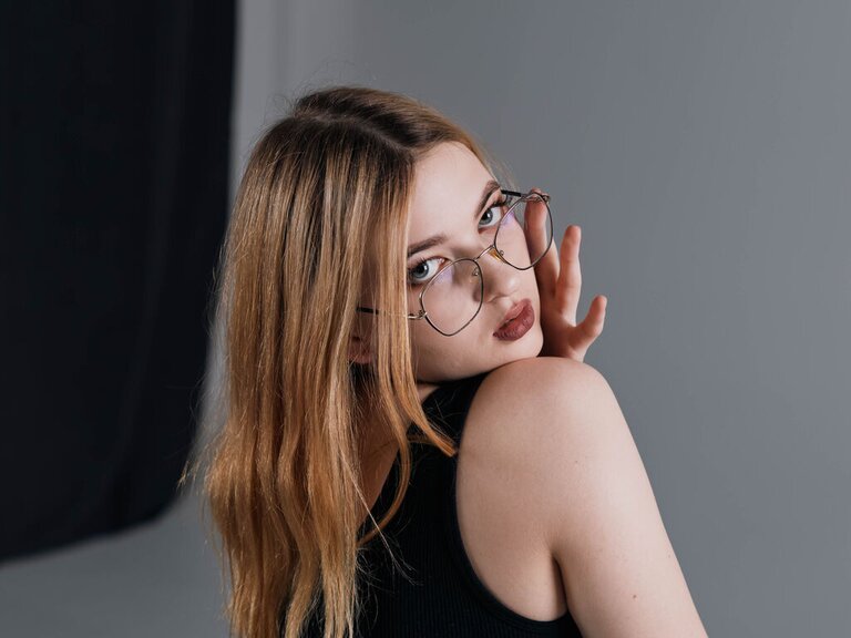 View AmelliWhite Naked Private