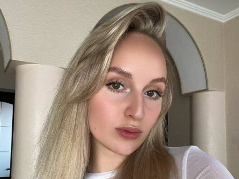 View CarolineYezek Naked Private