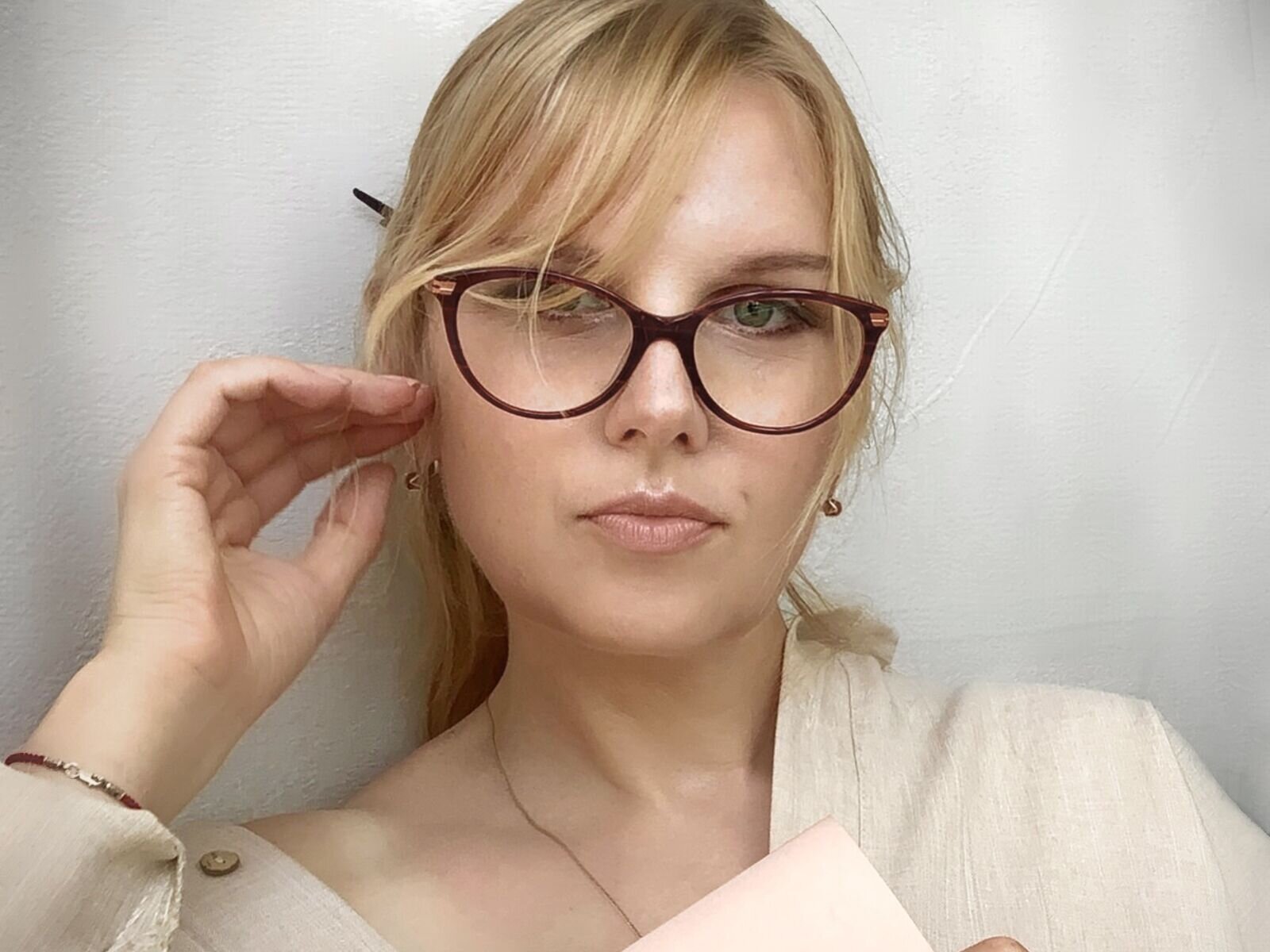 View LinaTyche Naked Private